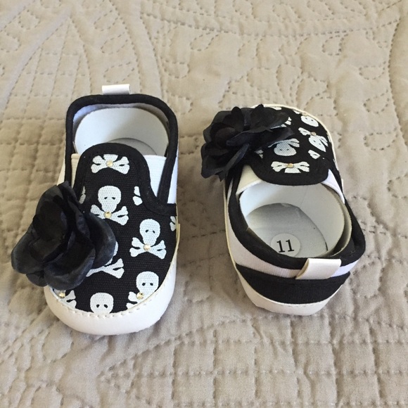 NWOT ADORABLE Infant Skull Rose Rhinestone Shoes - Picture 8 of 10